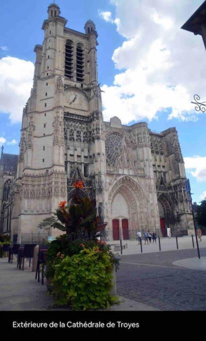 Superbe T2 De Caractere Au Centre Classe 3 Etoiles Troyes Esterno foto