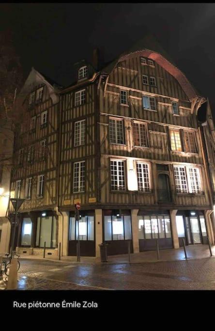 Superbe T2 De Caractere Au Centre Classe 3 Etoiles Troyes Esterno foto